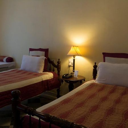 V Resorts Rajmahal โอร์ชชา ภายนอก รูปภาพ