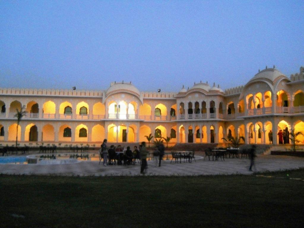 V Resorts Rajmahal โอร์ชชา ภายนอก รูปภาพ