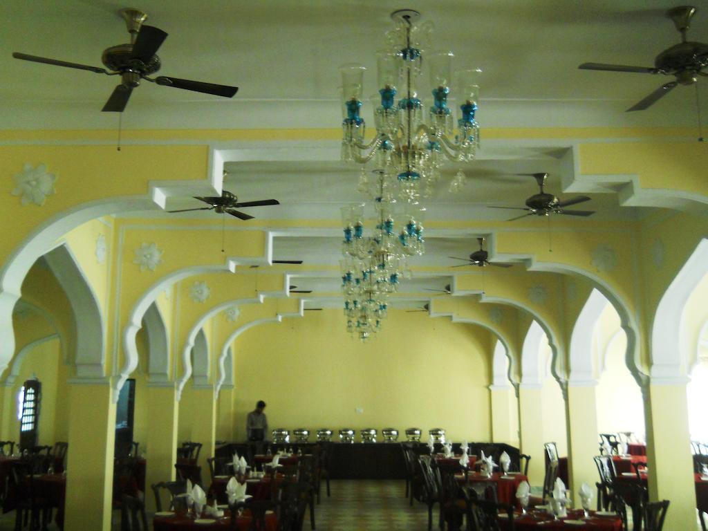 V Resorts Rajmahal โอร์ชชา ภายนอก รูปภาพ