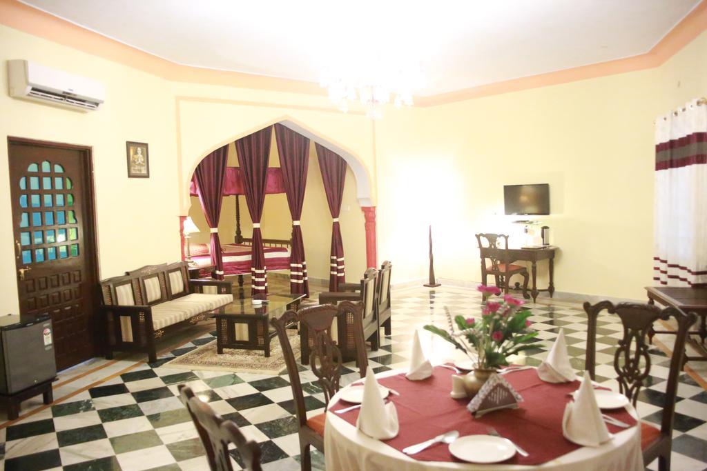 V Resorts Rajmahal โอร์ชชา ภายนอก รูปภาพ