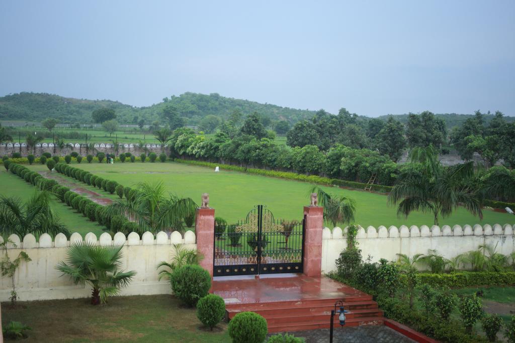 V Resorts Rajmahal โอร์ชชา ภายนอก รูปภาพ
