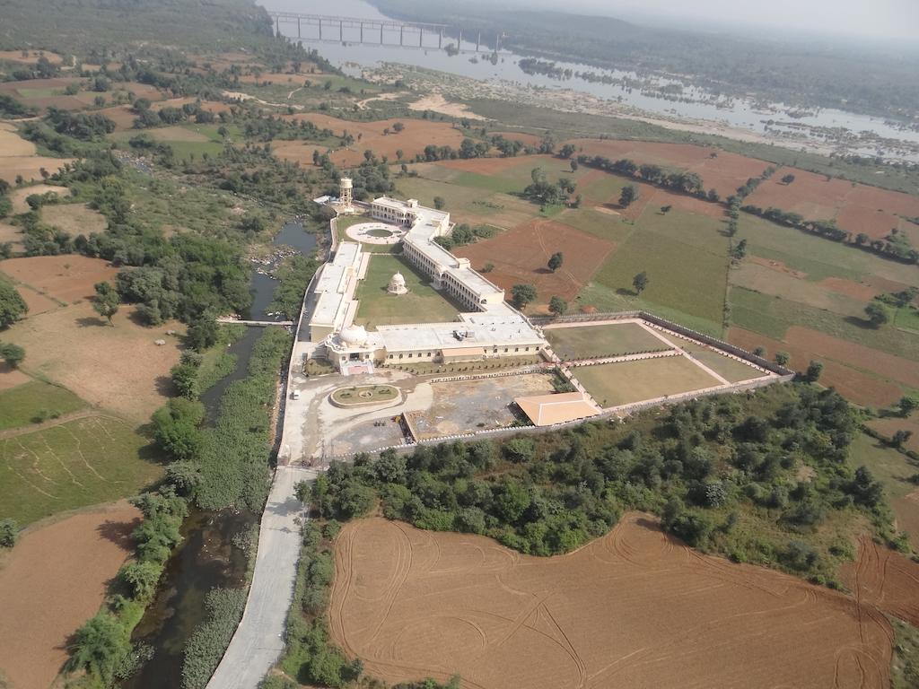 V Resorts Rajmahal โอร์ชชา ภายนอก รูปภาพ
