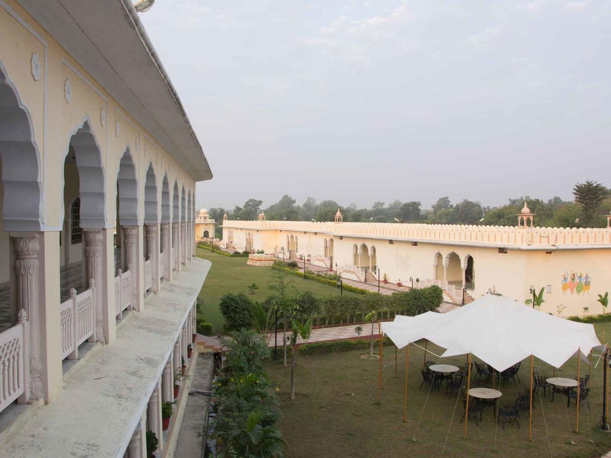 V Resorts Rajmahal โอร์ชชา ภายนอก รูปภาพ