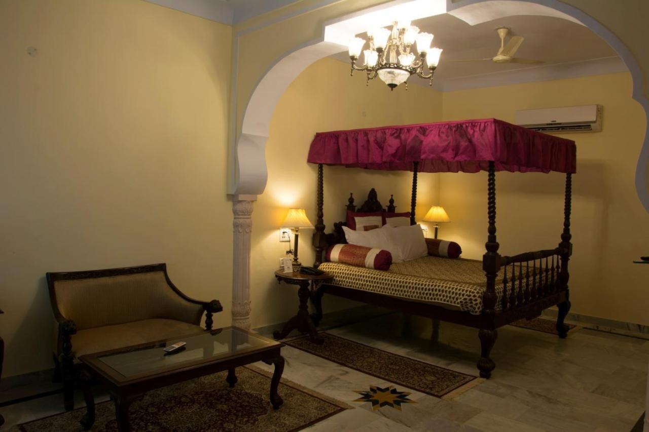 V Resorts Rajmahal โอร์ชชา ภายนอก รูปภาพ