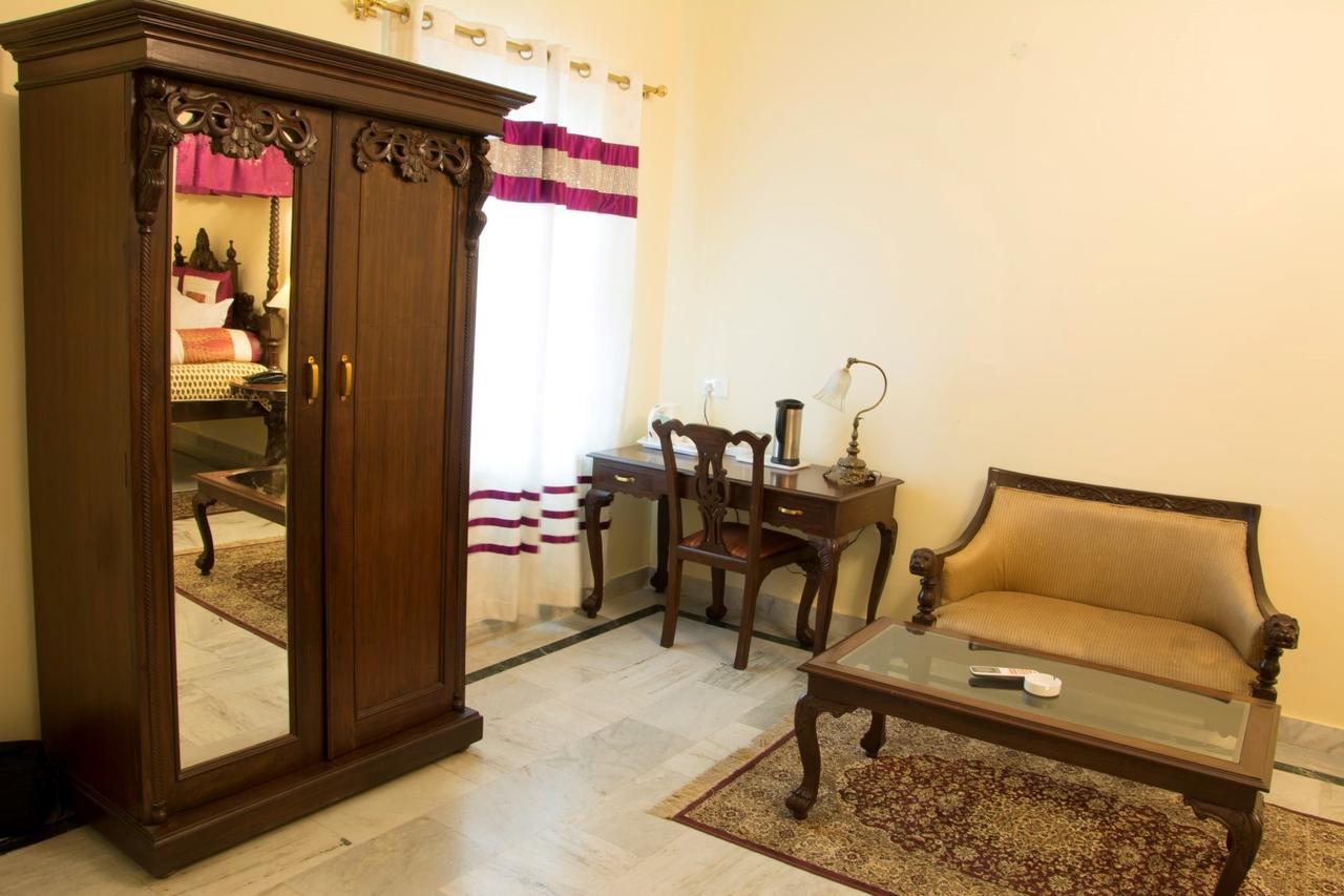 V Resorts Rajmahal โอร์ชชา ภายนอก รูปภาพ