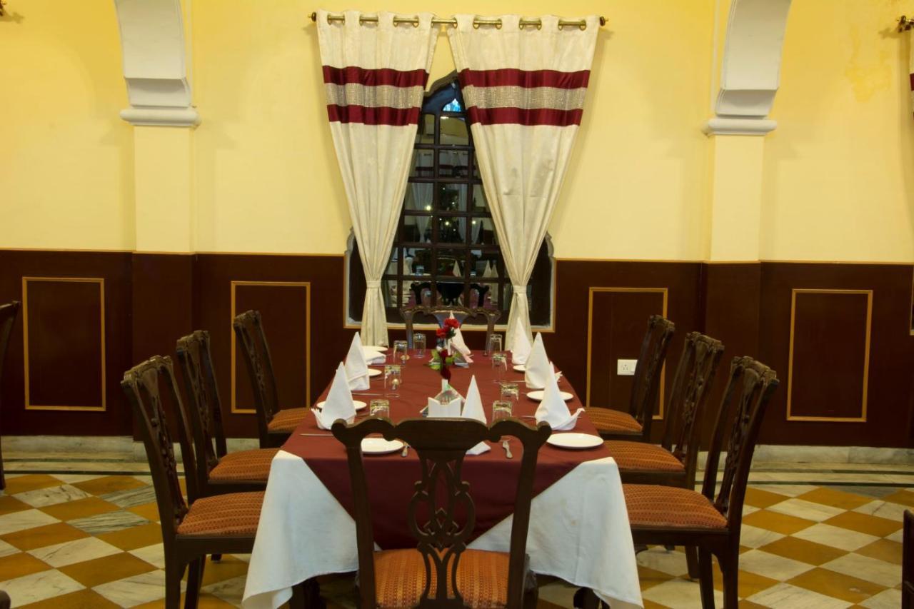 V Resorts Rajmahal โอร์ชชา ภายนอก รูปภาพ