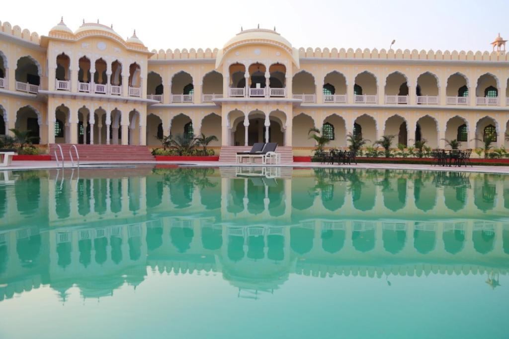 V Resorts Rajmahal โอร์ชชา ภายนอก รูปภาพ