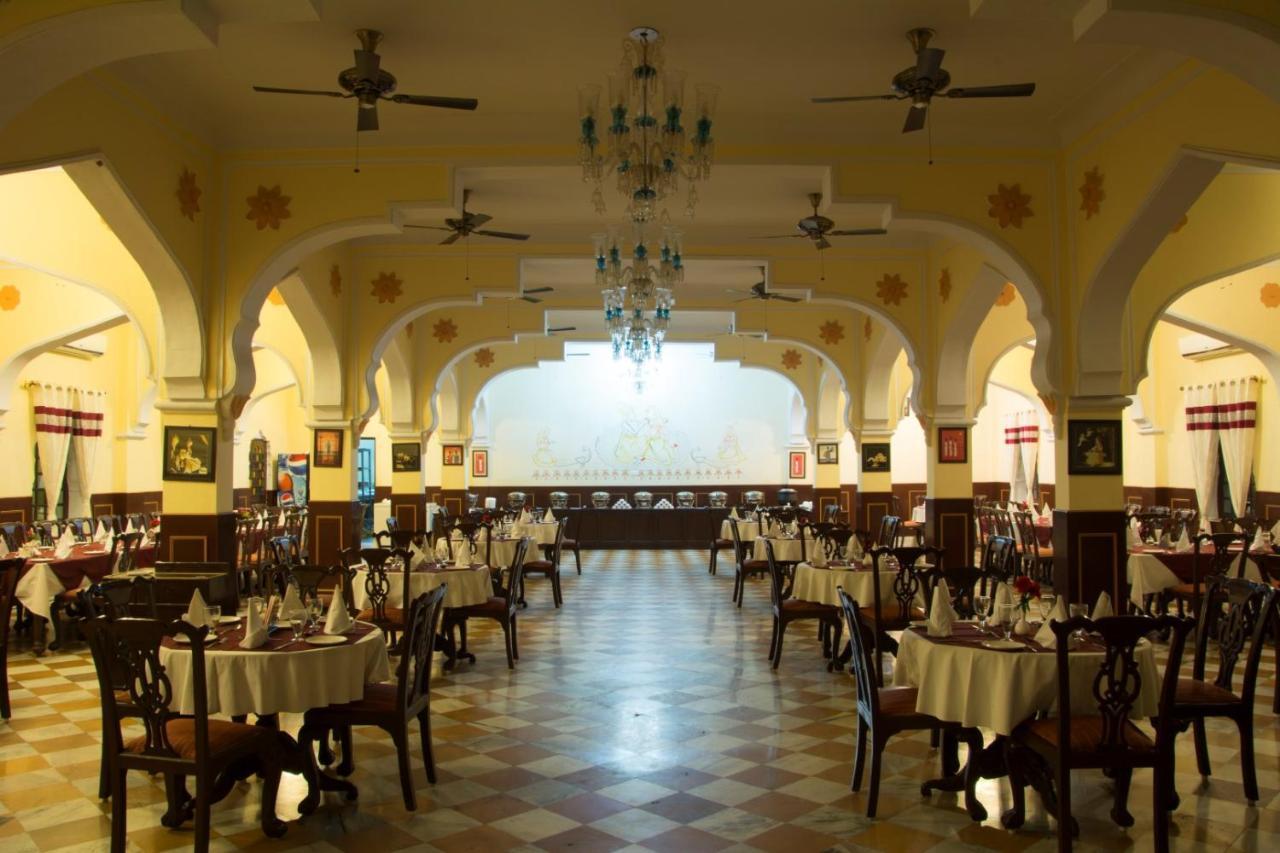 V Resorts Rajmahal โอร์ชชา ภายนอก รูปภาพ