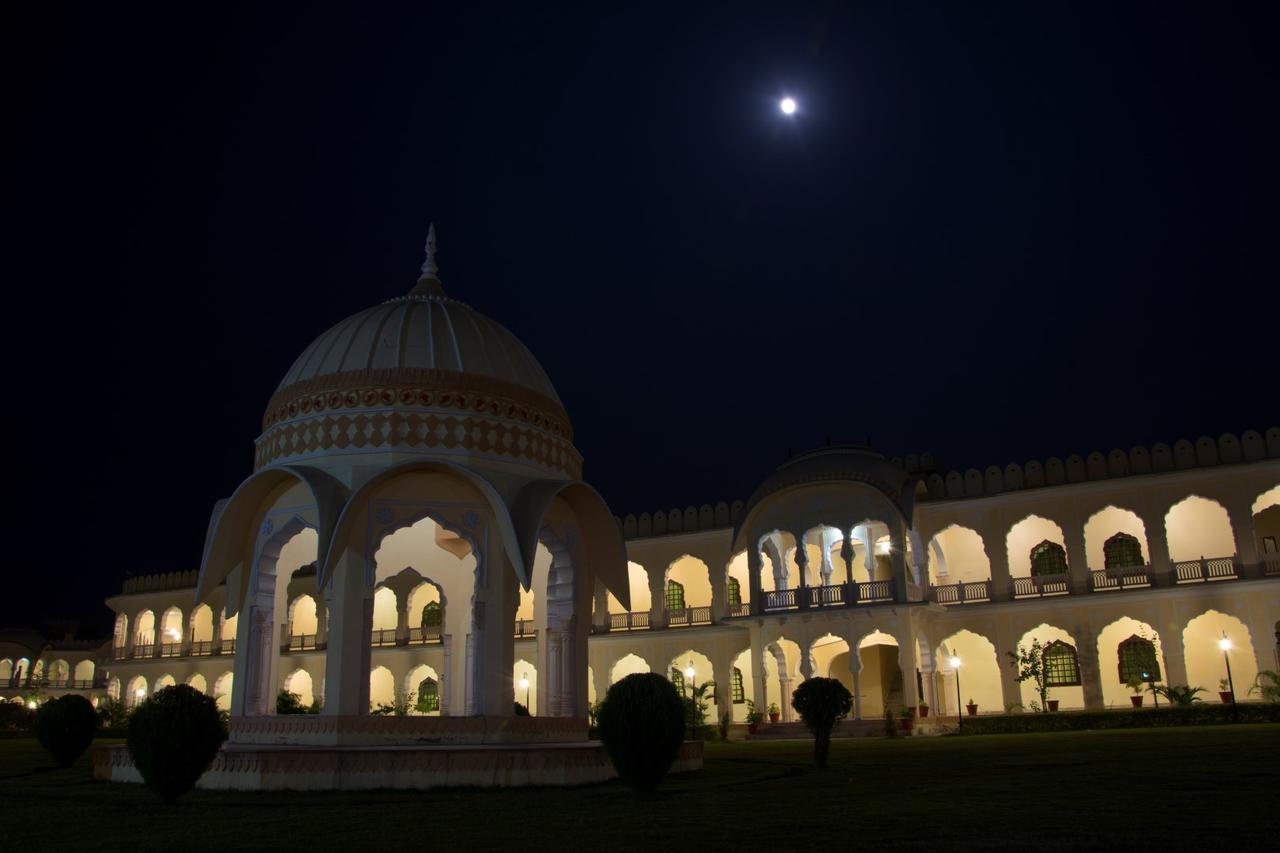 V Resorts Rajmahal โอร์ชชา ภายนอก รูปภาพ
