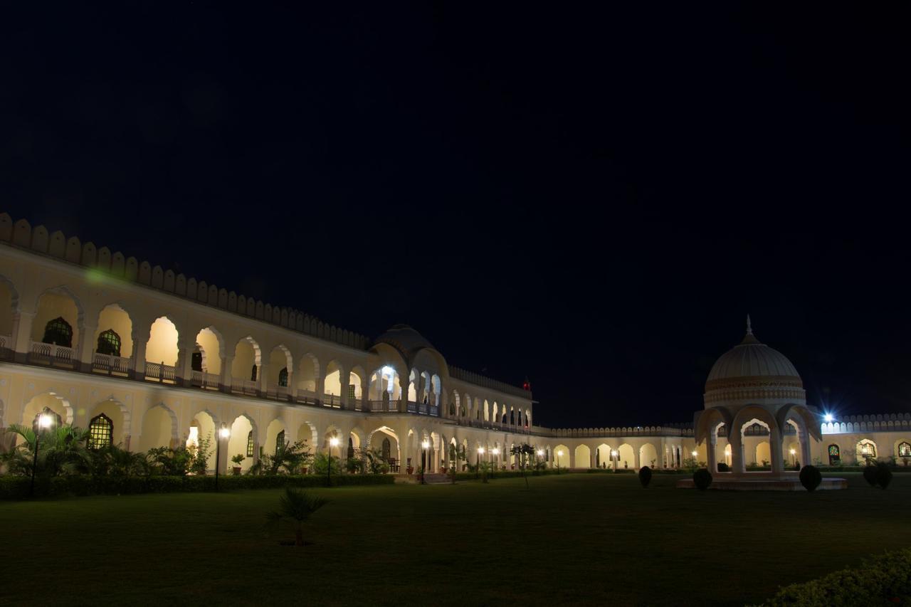 V Resorts Rajmahal โอร์ชชา ภายนอก รูปภาพ