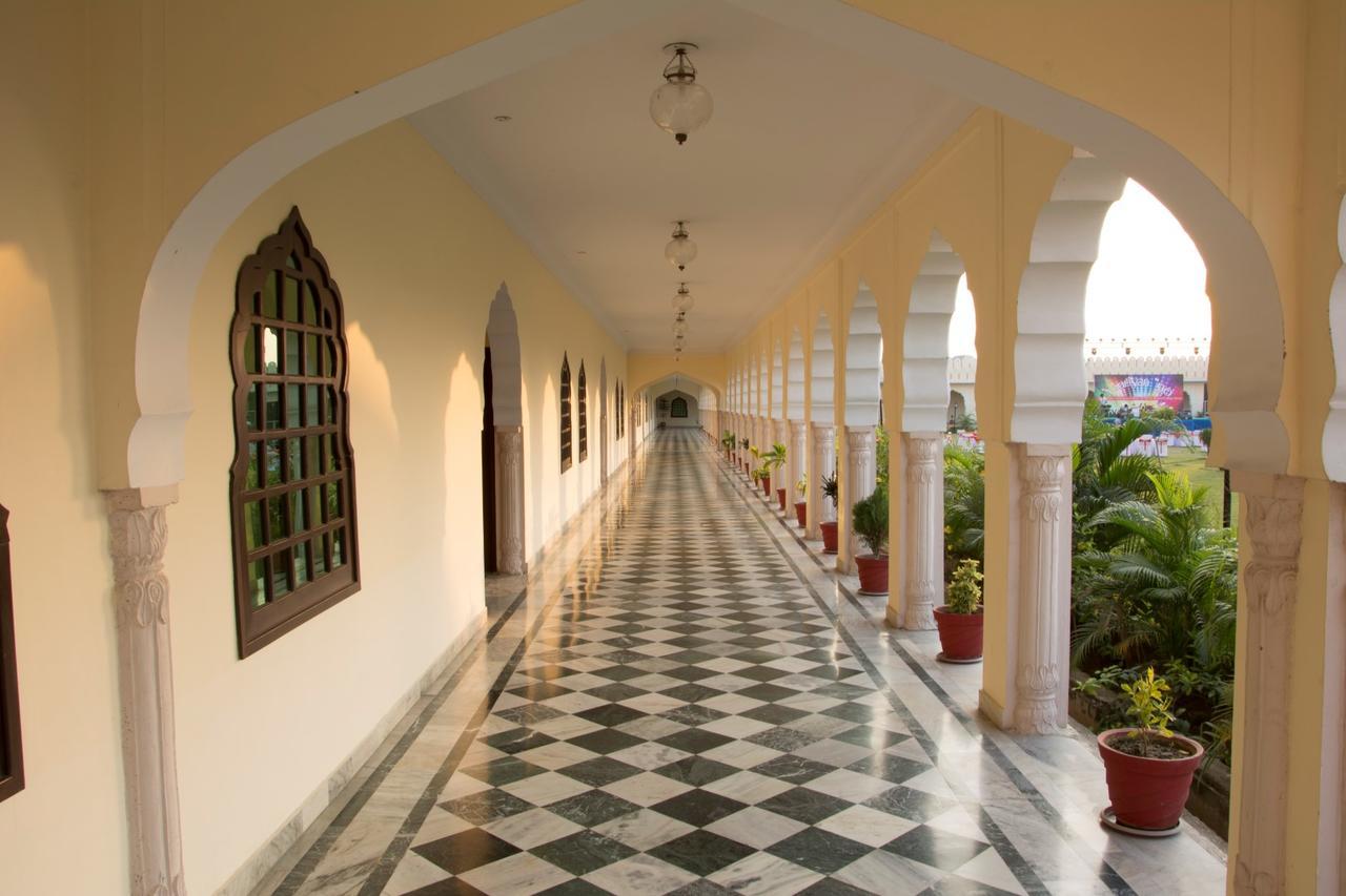 V Resorts Rajmahal โอร์ชชา ภายนอก รูปภาพ