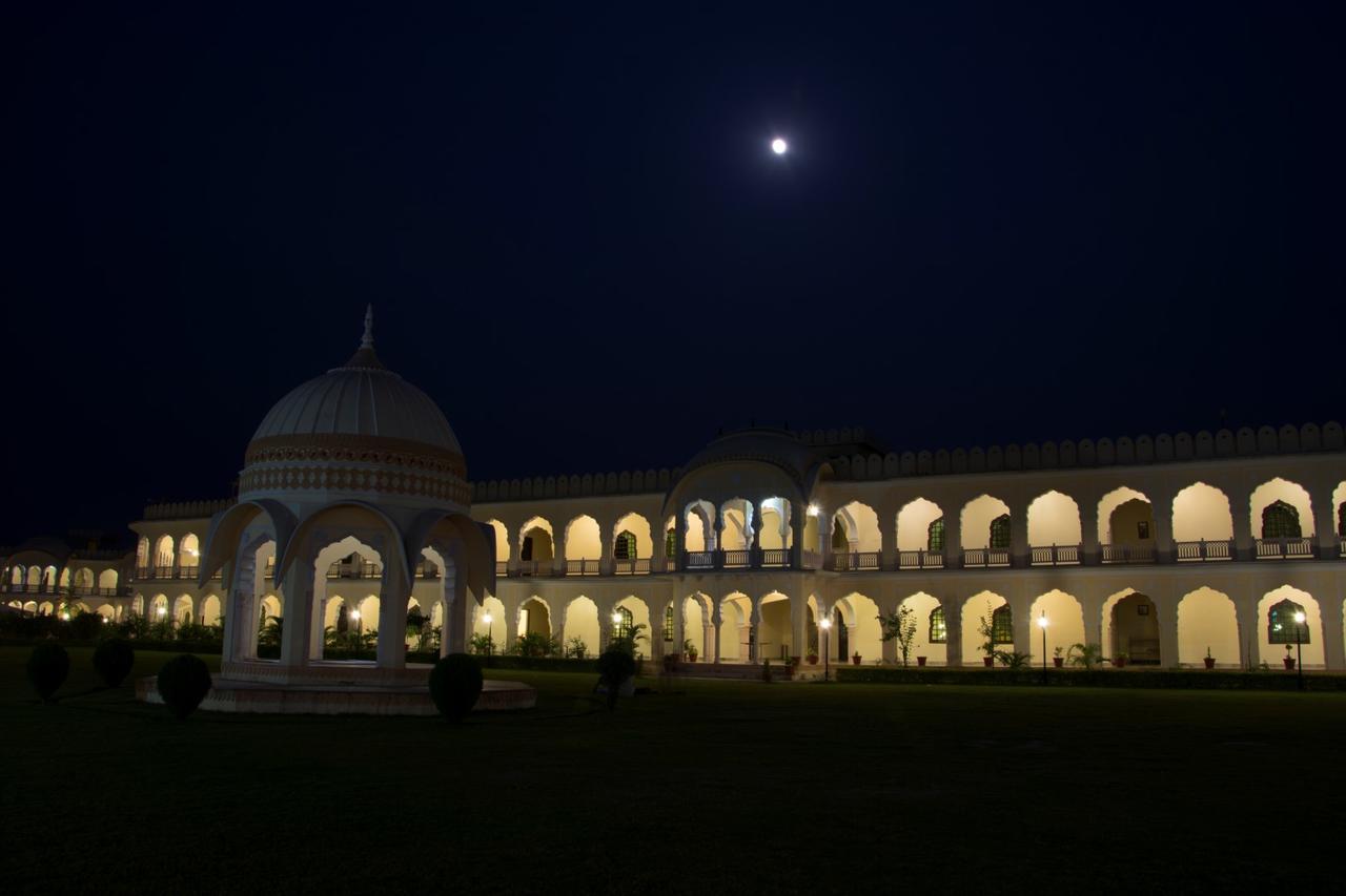 V Resorts Rajmahal โอร์ชชา ภายนอก รูปภาพ