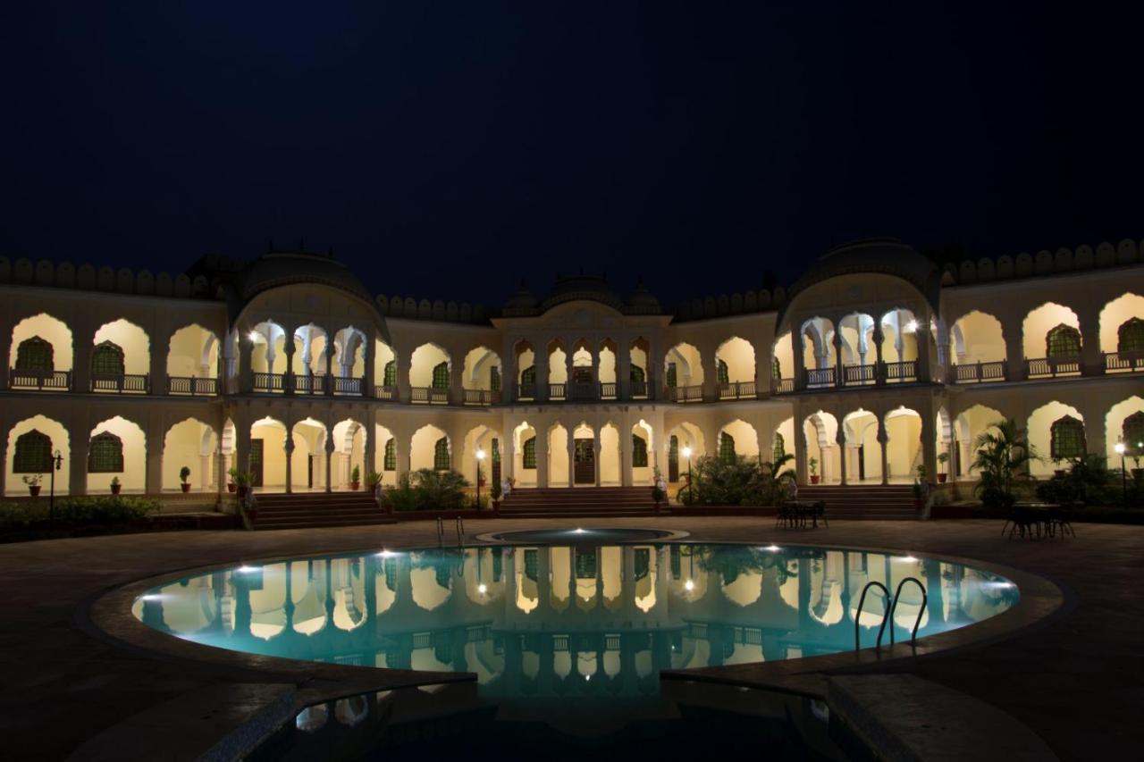 V Resorts Rajmahal โอร์ชชา ภายนอก รูปภาพ